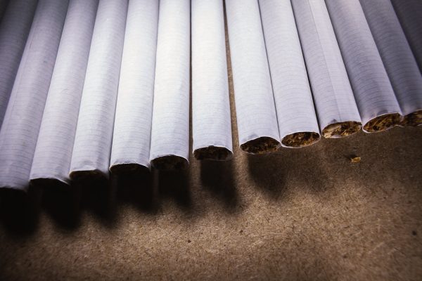 Row of filtered cigarettes showing length — king size vs 100mm format guide