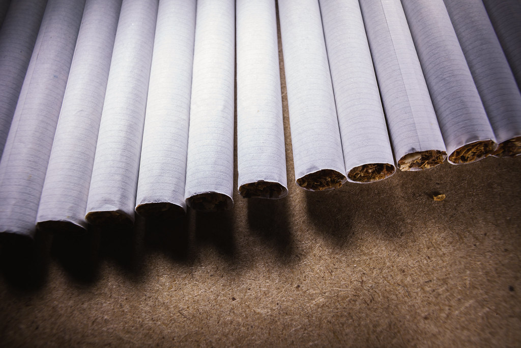 Row of filtered cigarettes showing length — king size vs 100mm format guide