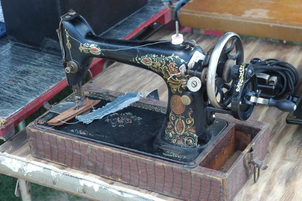 Vintage hand-crank machine — best manual cigarette injectors guide