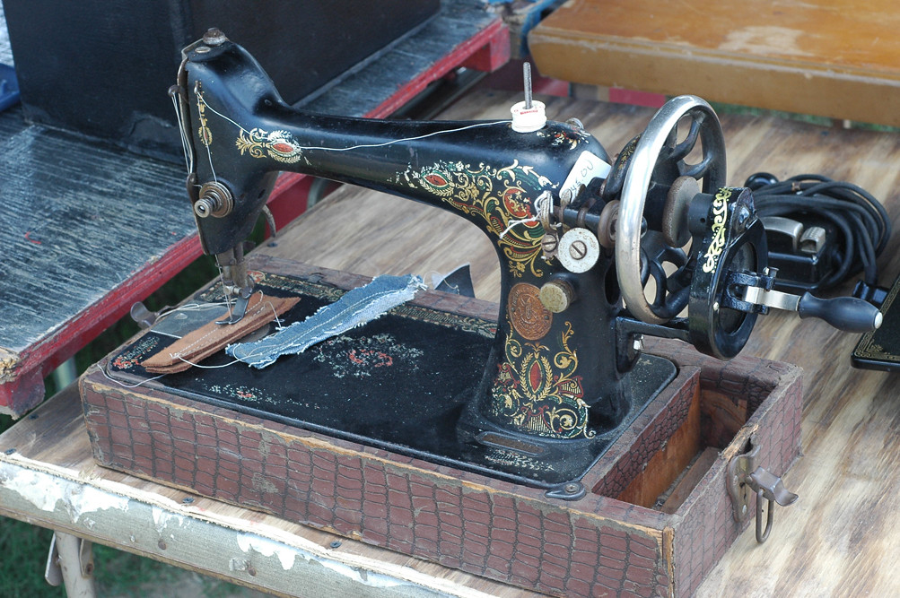 Vintage hand-crank machine — best manual cigarette injectors guide