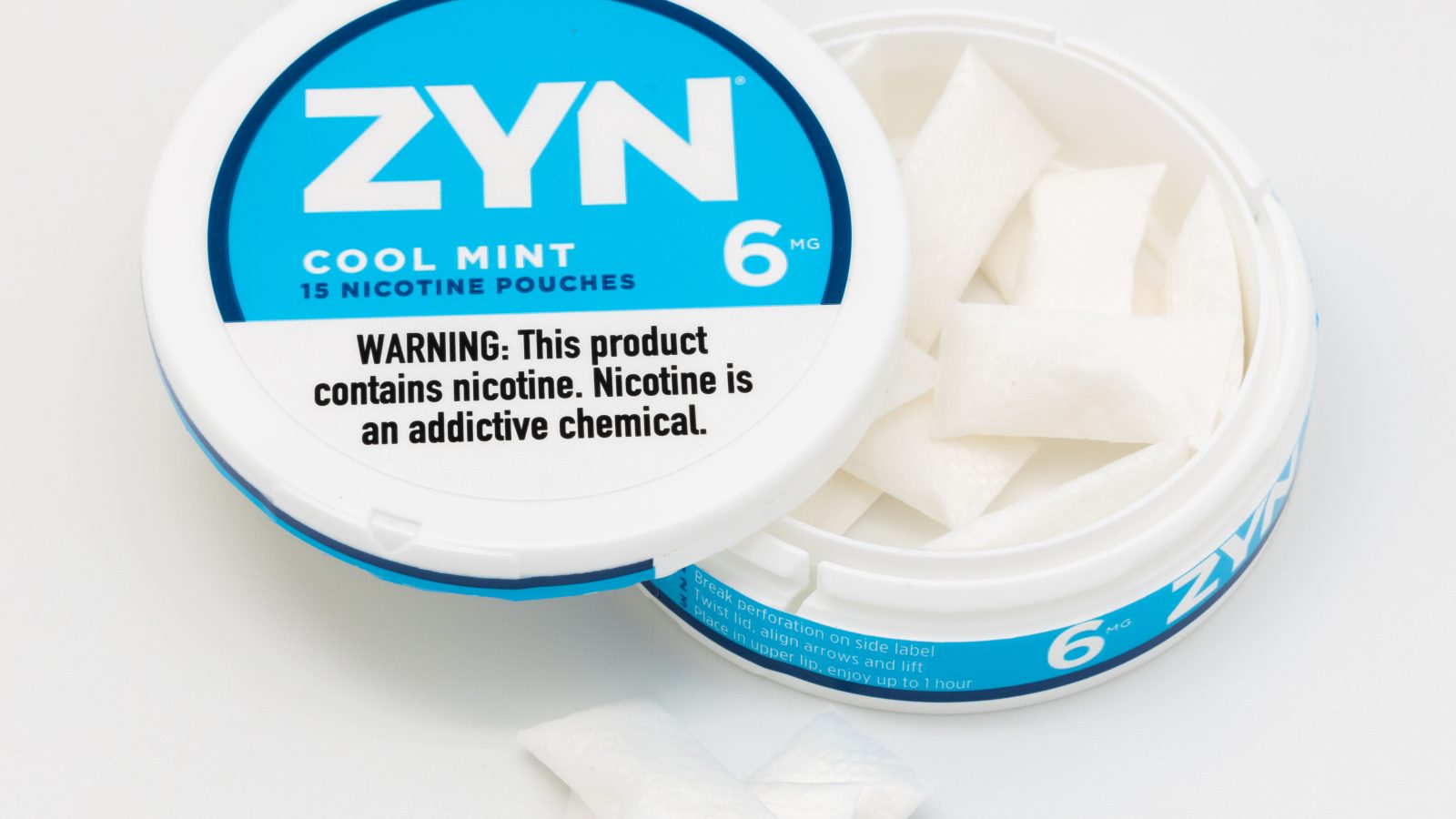 Open nicotine pouch can — nicotine pouches vs snus comparison