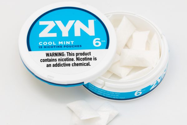 Open nicotine pouch can — nicotine pouches vs snus comparison